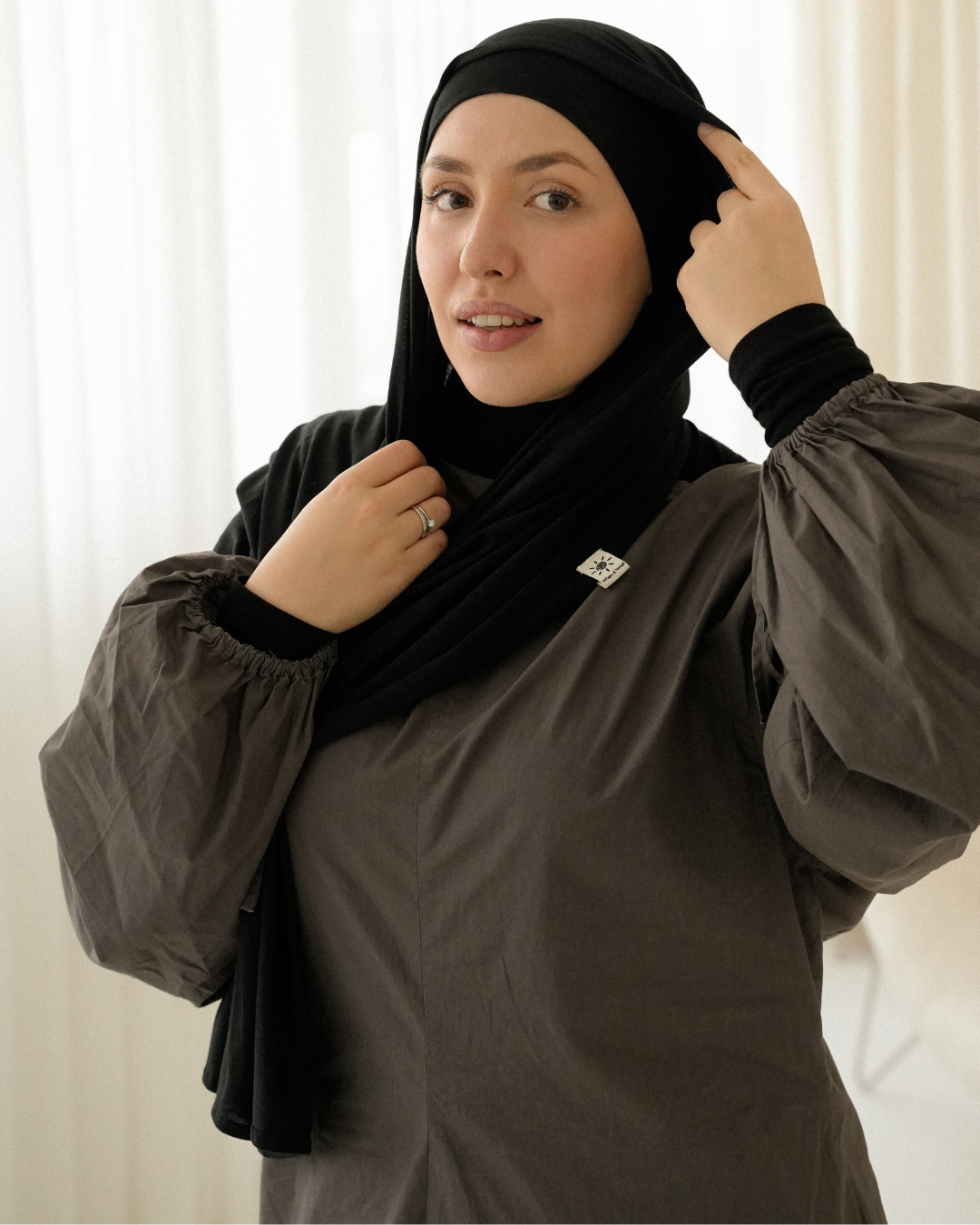 Premium Jersey Hijab "Mariposa" gemaakt van zijde en biologisch katoen (zwart)