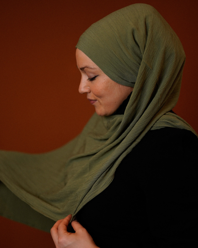 Crinkle Chiffon Hijab "Sandy" gemaakt van viscose en linnen (bosgroen)