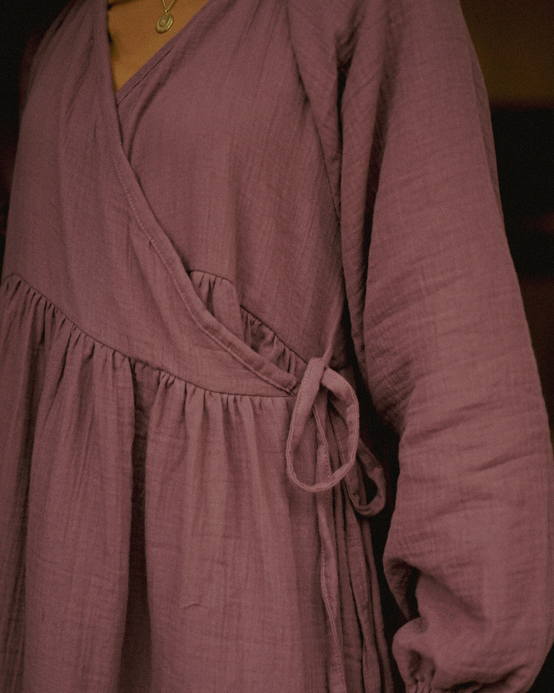 Borstvoedingsvriendelijke wikkelabaya "Lunaria" van biologisch katoen (Plum)