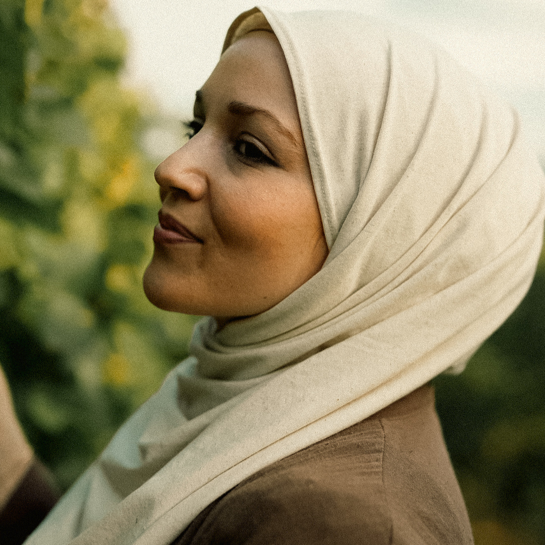 Waarom het voor moslimvrouwen de moeite waard is om een duurzame, natuurlijke hoofddoek te kopen die eerlijk geproduceerd is