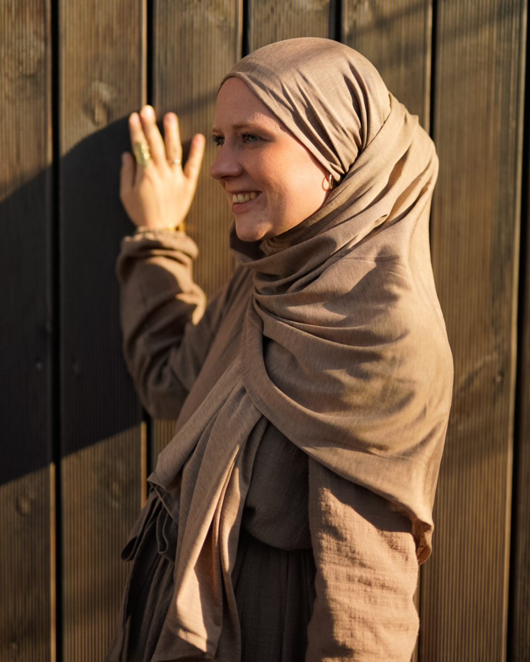 Premium Jersey Hijab "Mariposa" gemaakt van zijde en biologisch katoen (hazelnoot)