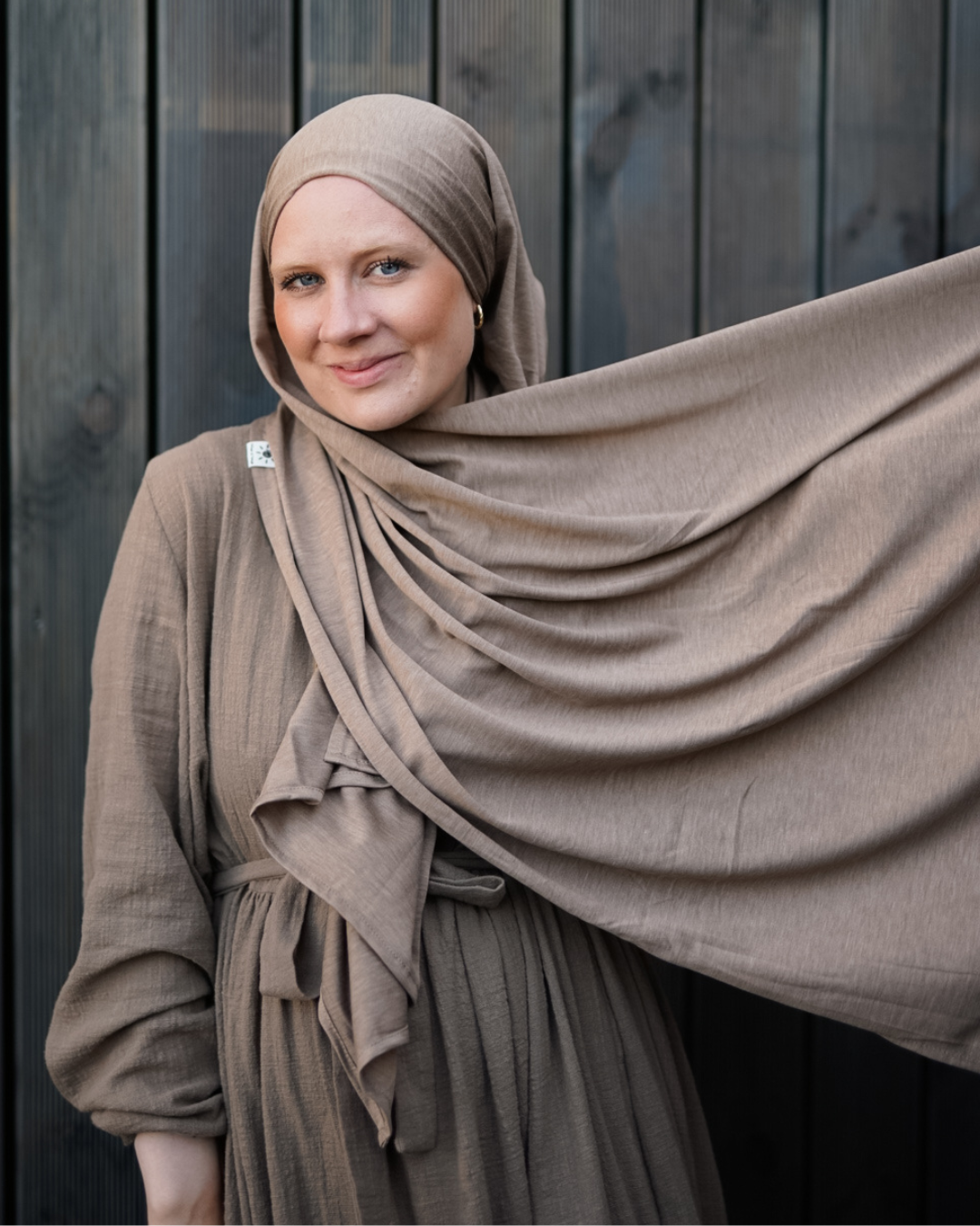 Premium Jersey Hijab "Mariposa" gemaakt van zijde en biologisch katoen (hazelnoot)