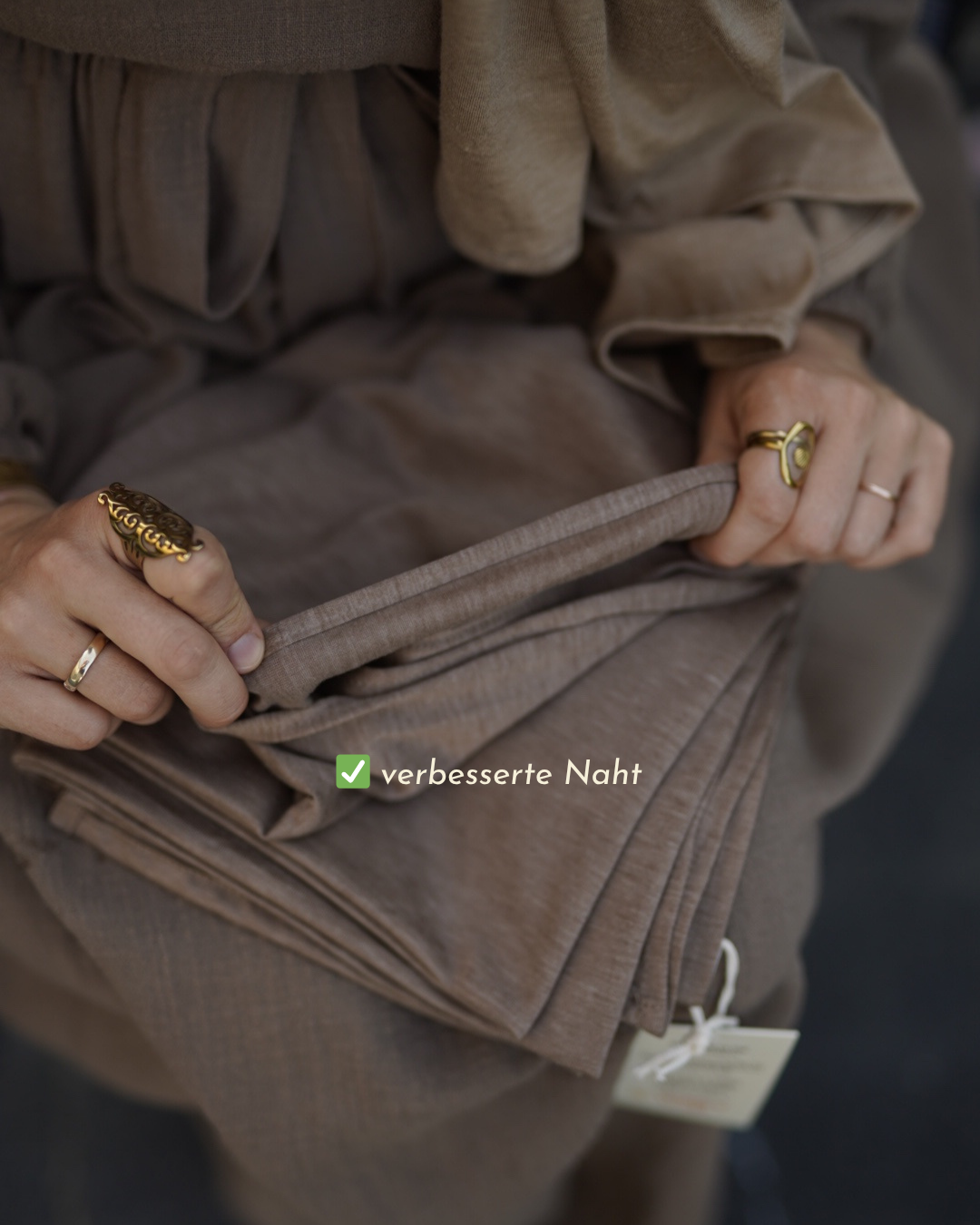 Premium Jersey Hijab "Mariposa" gemaakt van zijde en biologisch katoen (hazelnoot)