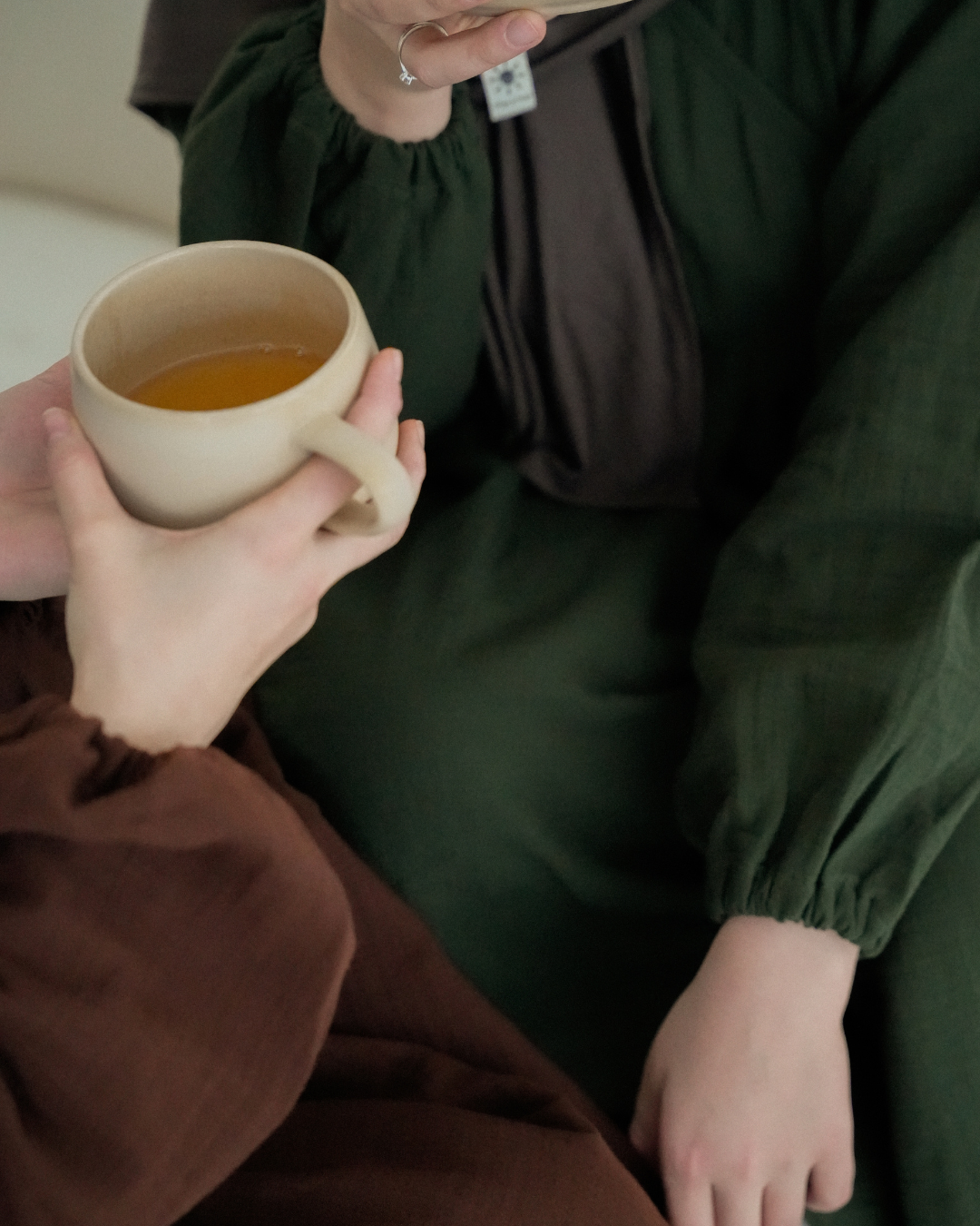 Borstvoedingsvriendelijke omslagabaya "Lunaria" van biologisch katoen (Date Brown)