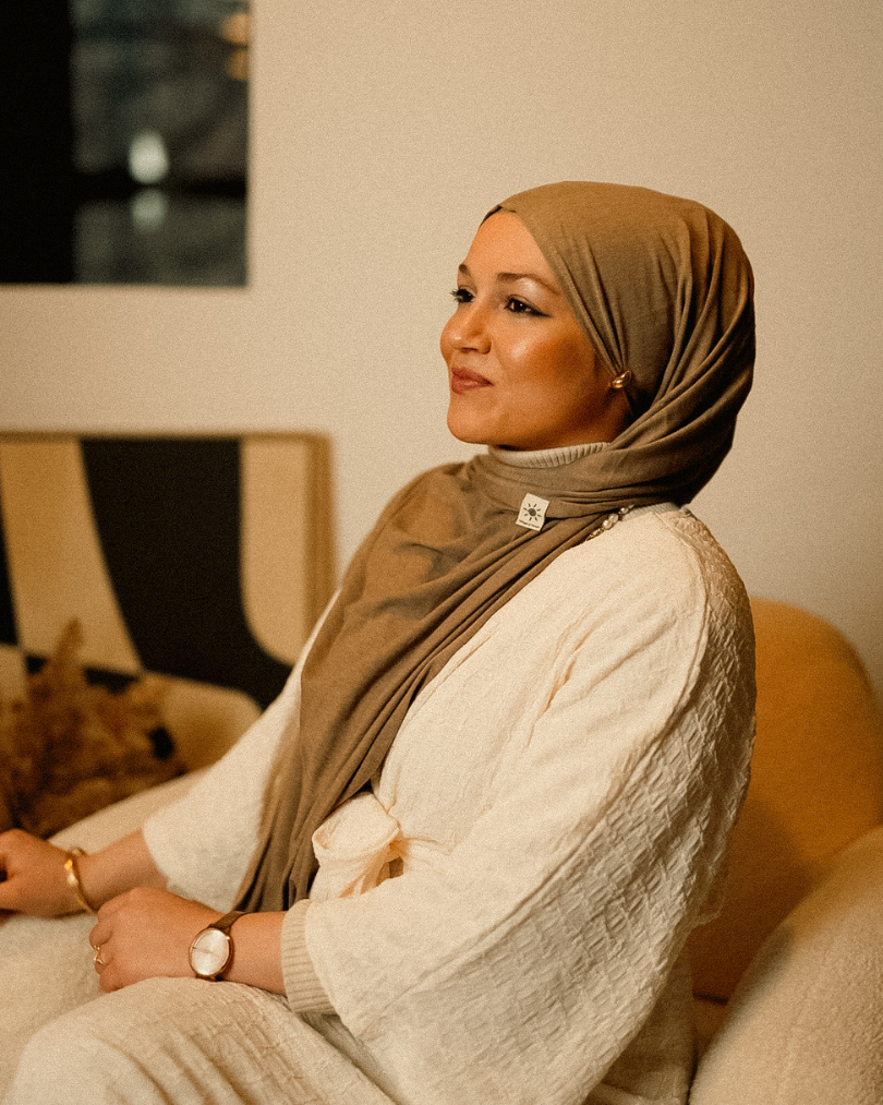 Premium Jersey Hijab "Mariposa" gemaakt van zijde en biologisch katoen (hazelnoot)