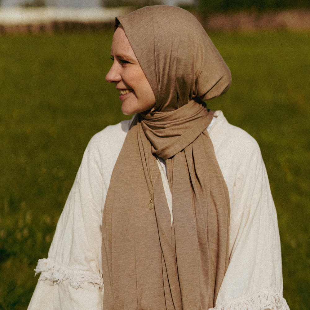 Premium Jersey Hijab "Mariposa" gemaakt van zijde en biologisch katoen (hazelnoot)