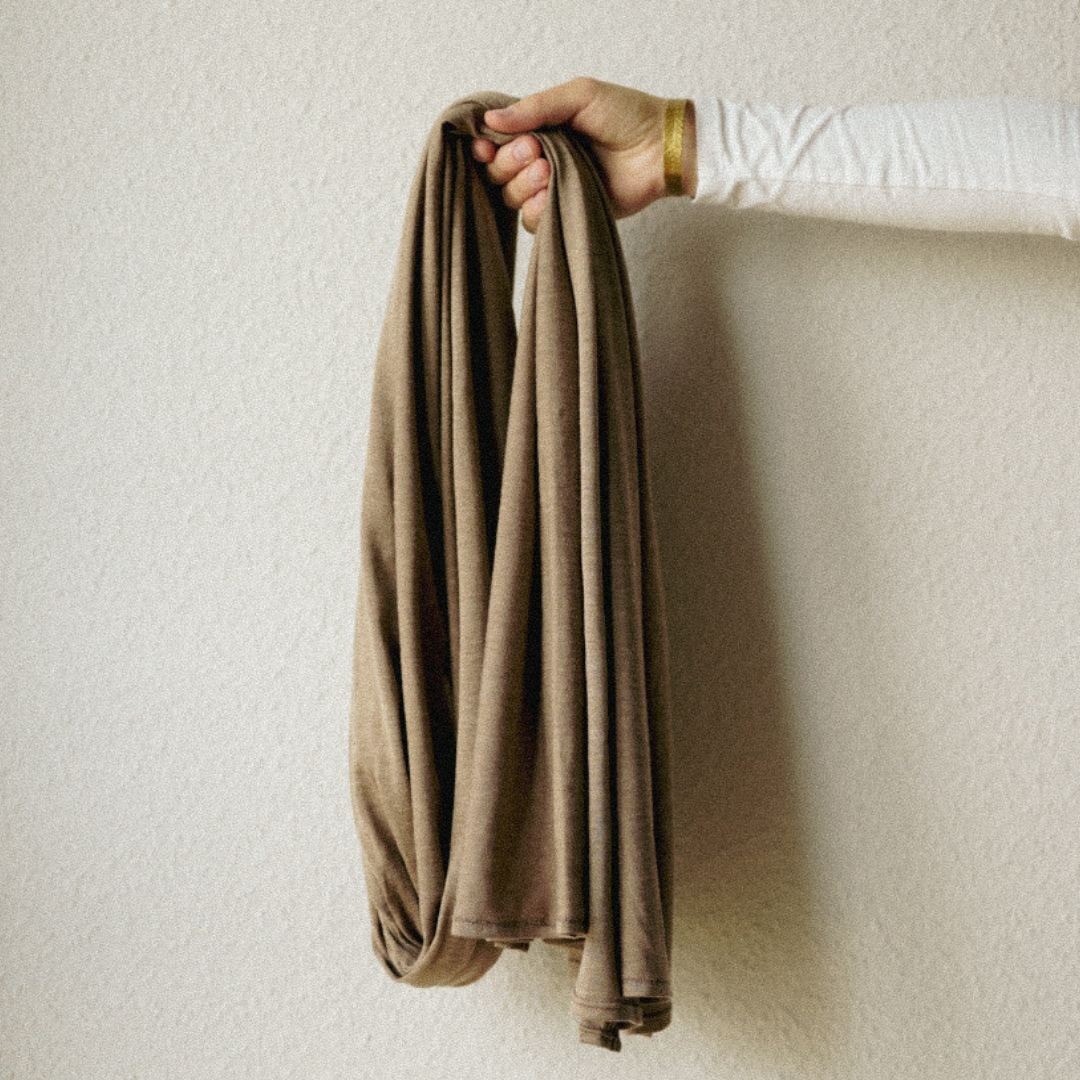 Premium Jersey Hijab "Mariposa" gemaakt van zijde en biologisch katoen (hazelnoot)