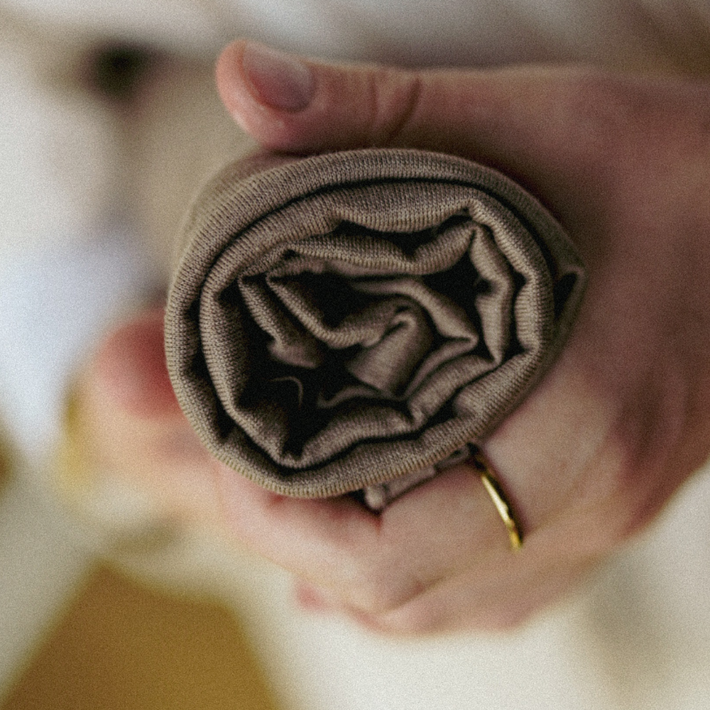 Premium Jersey Hijab "Mariposa" gemaakt van zijde en biologisch katoen (hazelnoot)