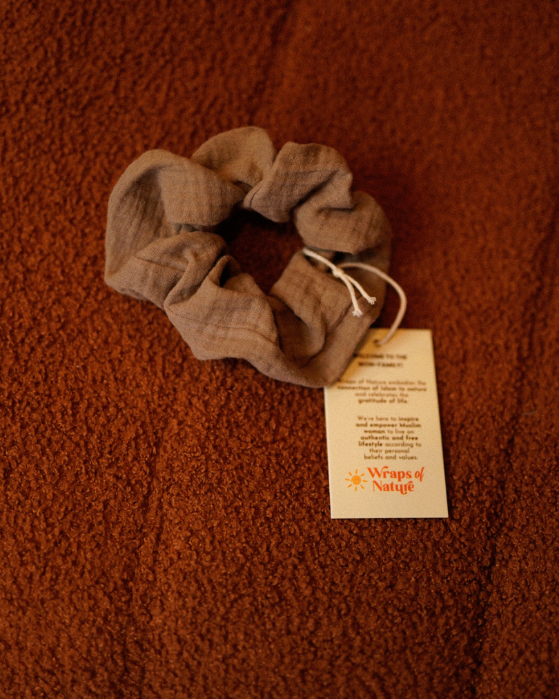 Nature Scrunchie (mousseline taupe)